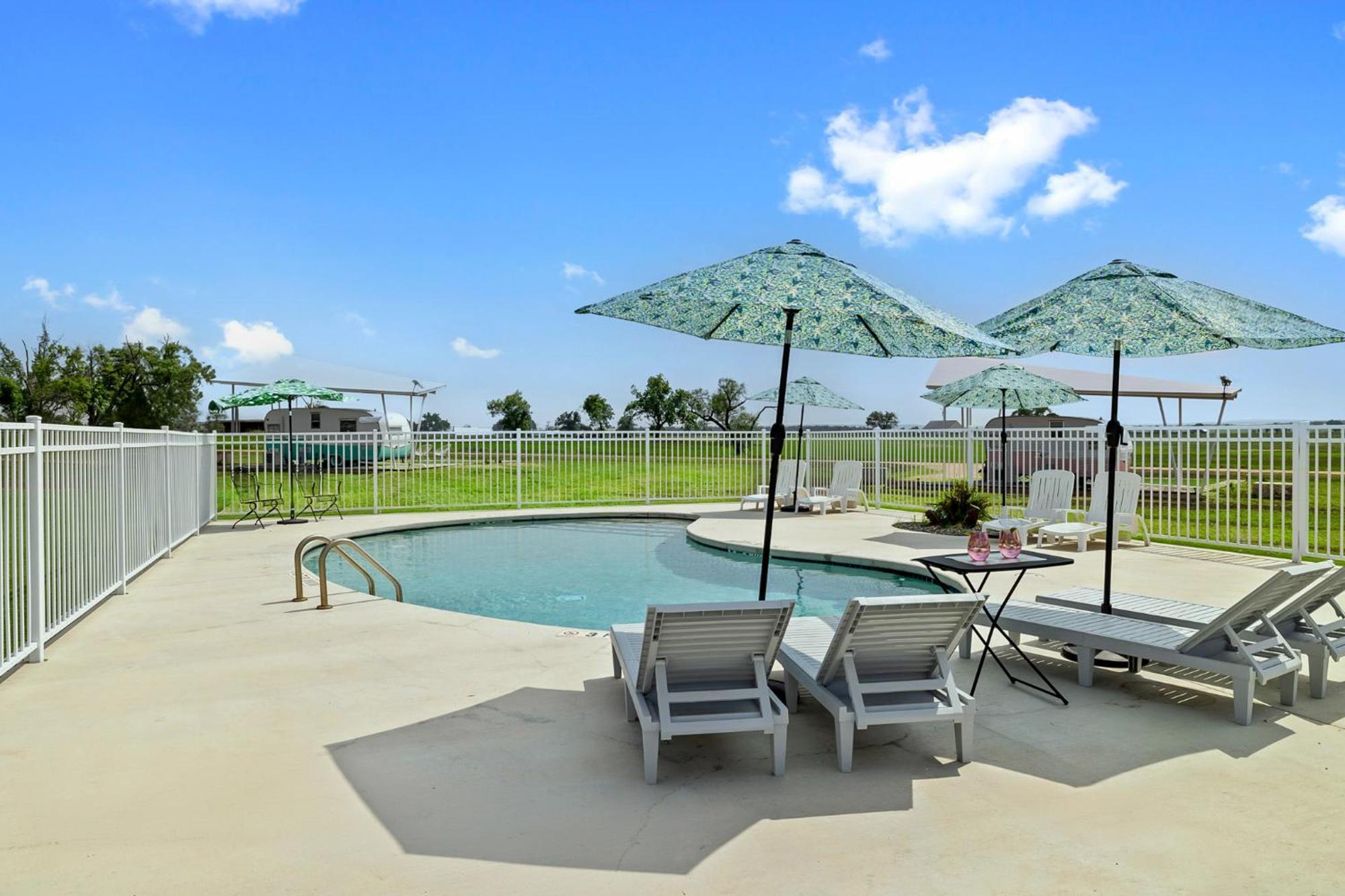 Campsite Blue Skies Retro Pool-fireplace *
