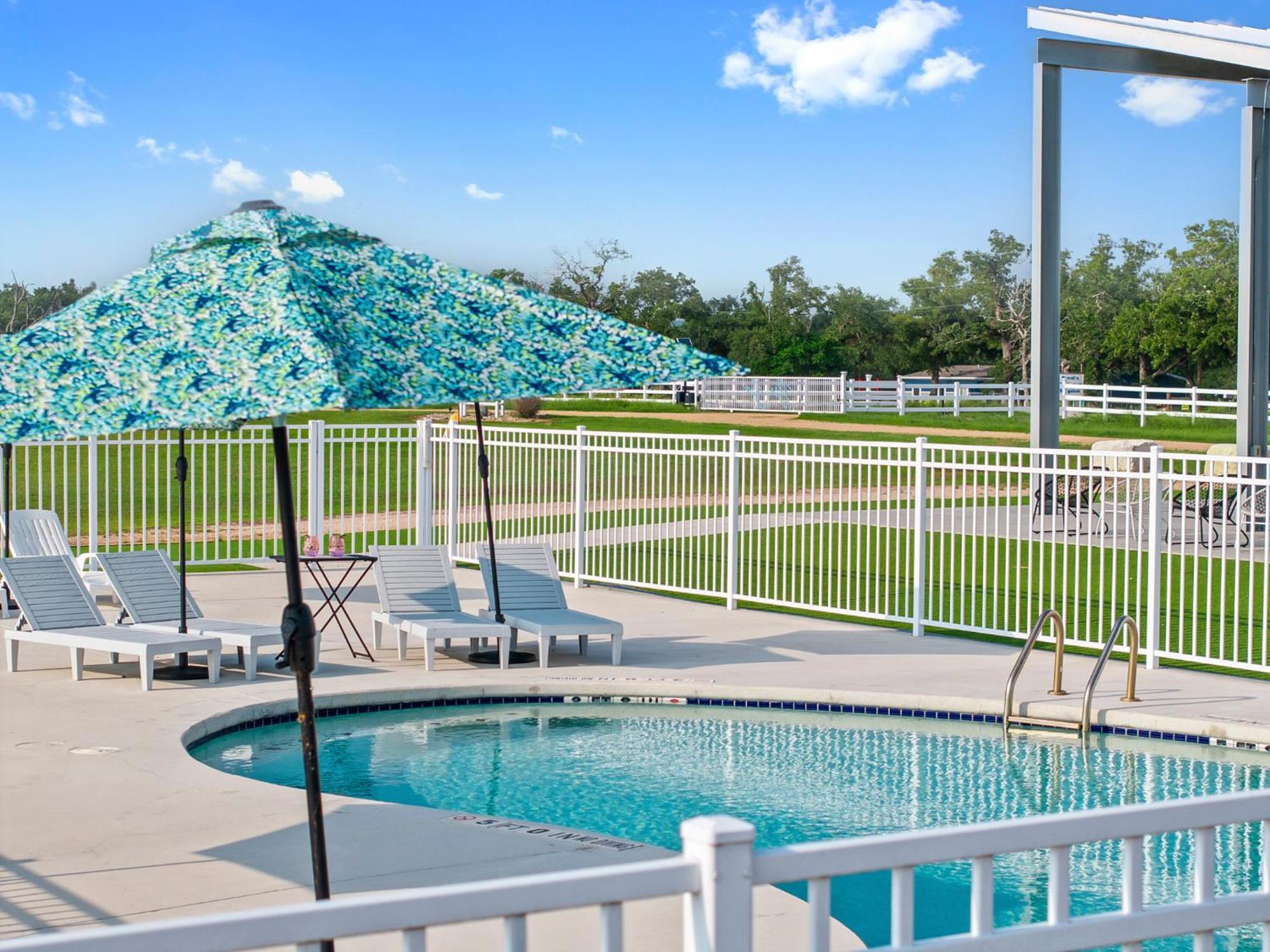 Campsite Blue Skies Retro Pool-fireplace *