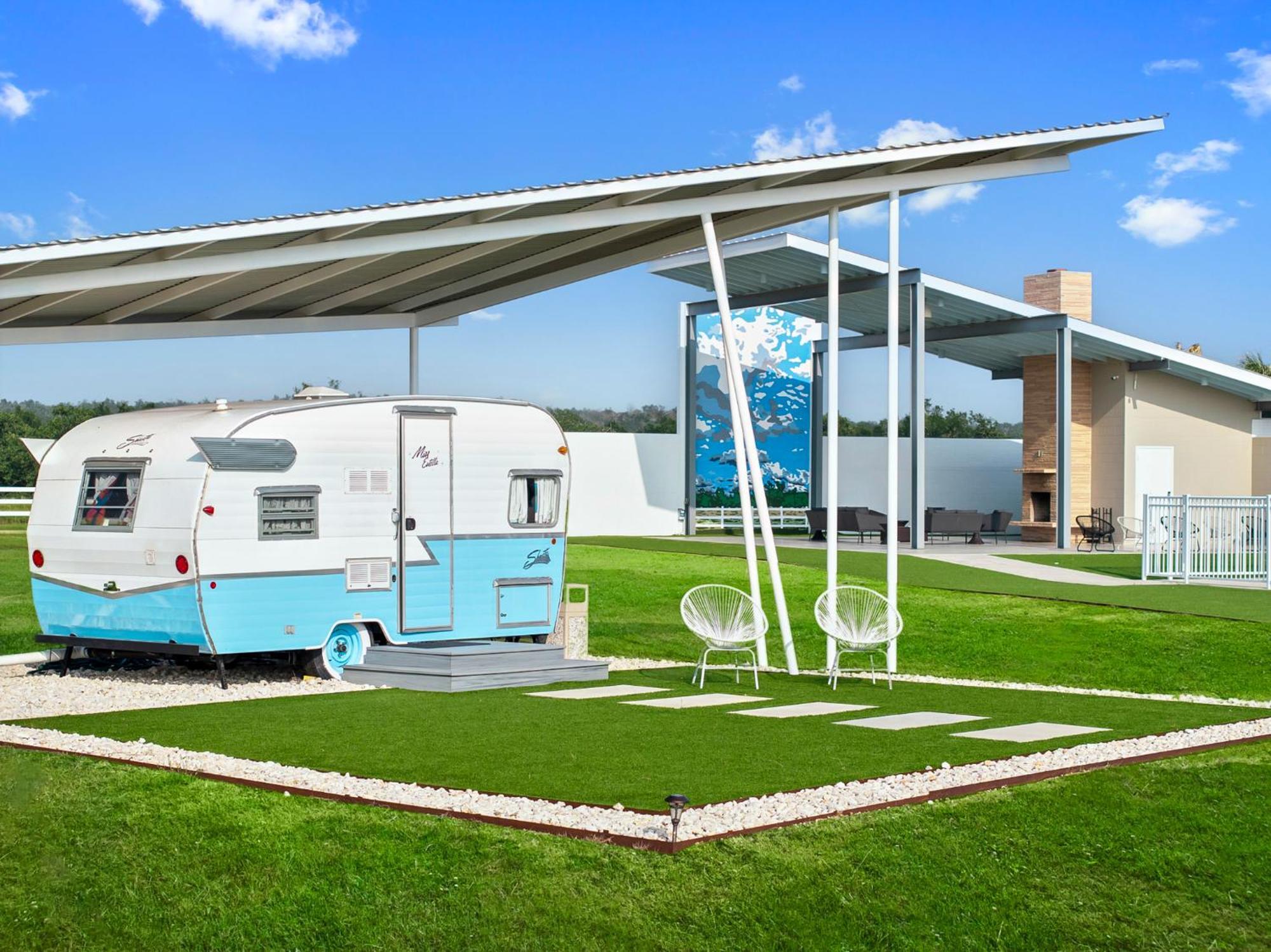 Blue Skies Retro Pool-fireplace Campsite *