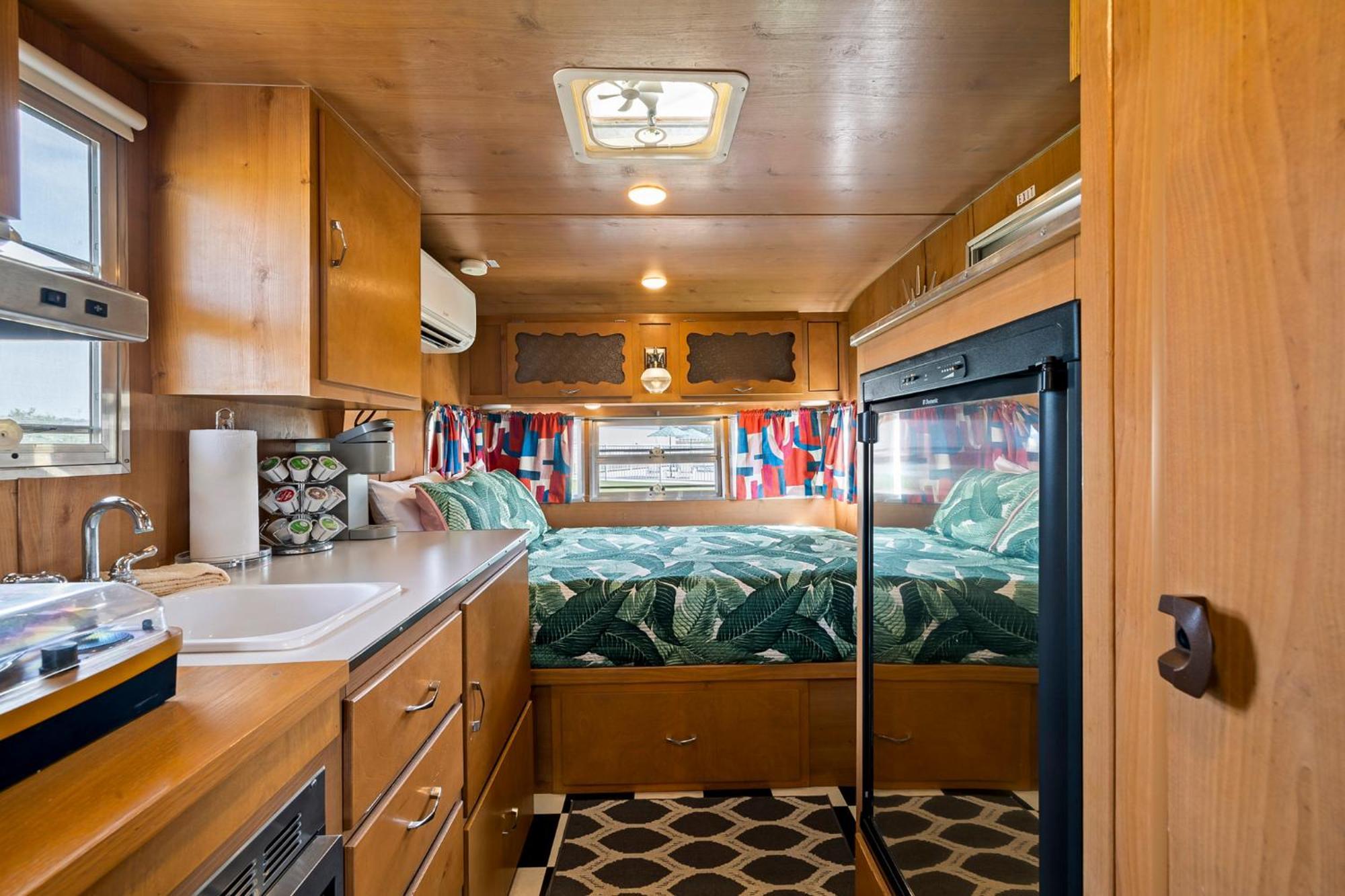 Blue Skies Retro Pool-fireplace Campsite *
