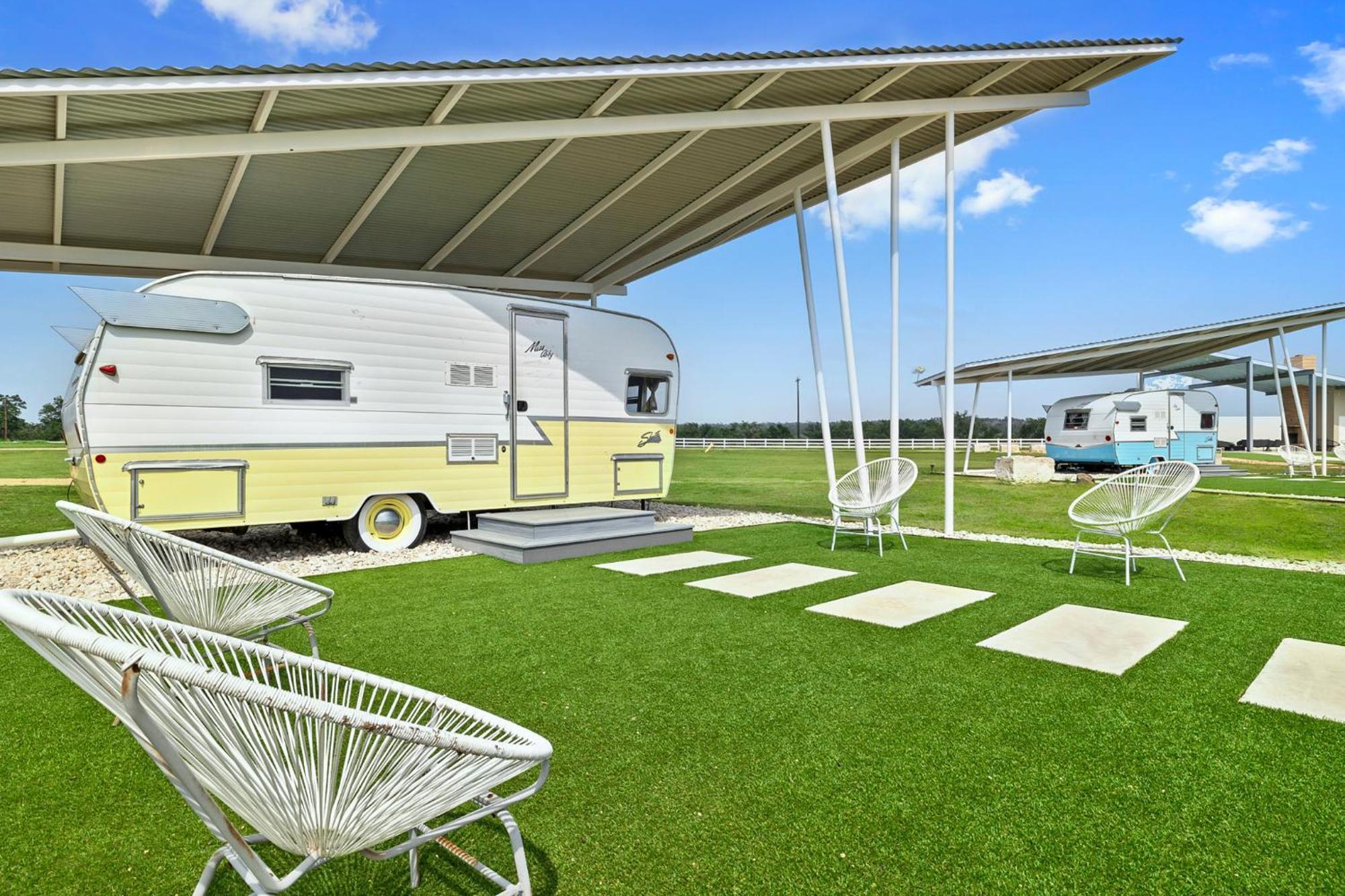 Blue Skies Retro Pool-fireplace Campsite *