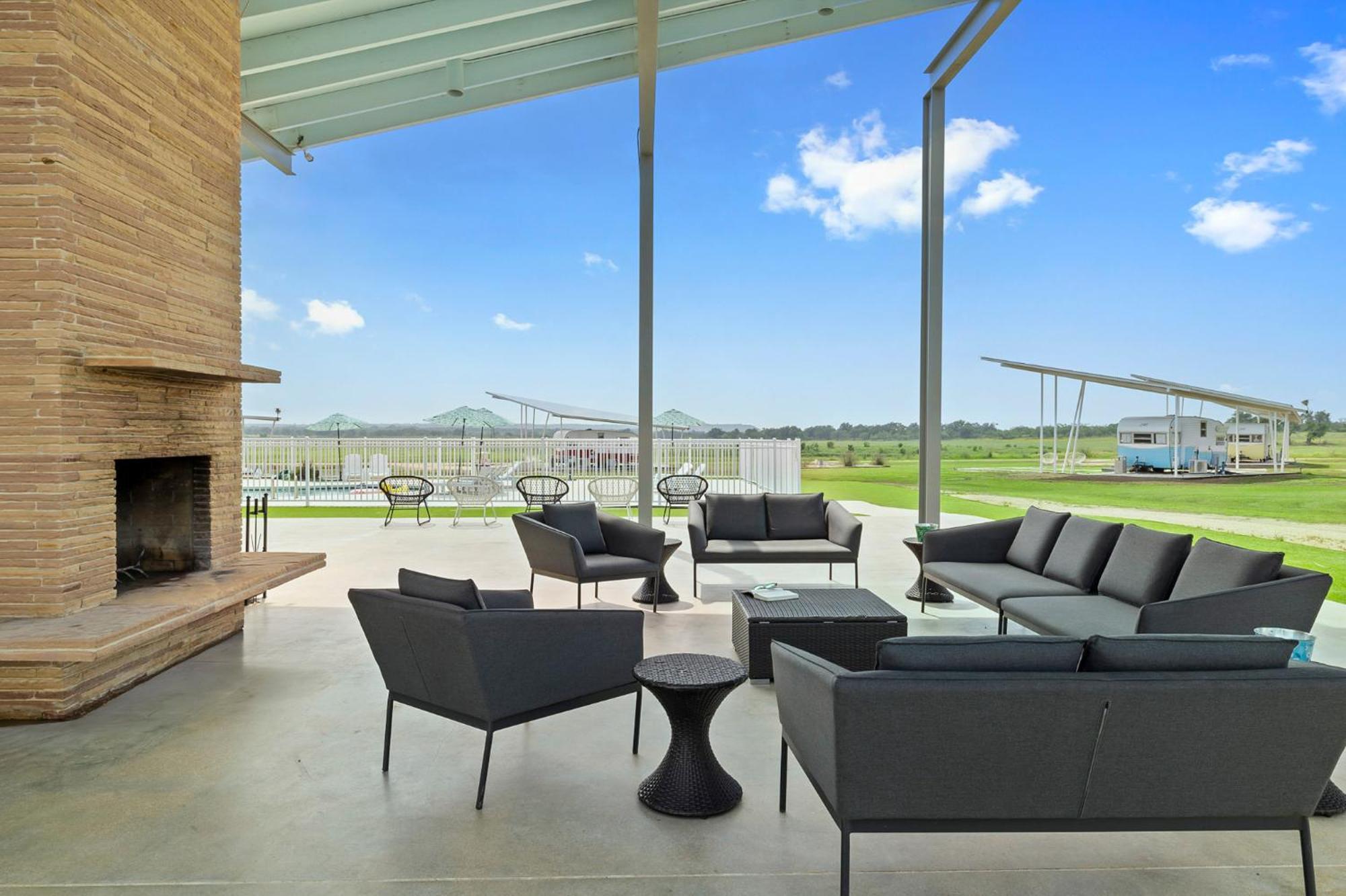 Parque de Campismo Blue Skies Retro Pool-fireplace *